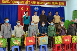 Trao tặng 300 phần quà đến bà con nghèo khó khăn ở xã Tân Trạch - Ảnh: TQ