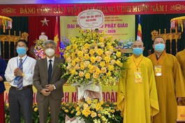 Lãnh đạo Huyện ủy Tam Dương trao lẵng hoa chúc mừng đại hội