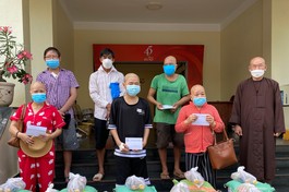 Hòa thượng Thích Tâm Viên trao tiền của bạn đọc ủng hộ bệnh nhân bị bệnh hiểm nghèo - Ảnh: M.Tuyền