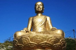 Tôn tượng Đức Phật hoàng – Trần Nhân Tông tại Yên Tử (Quảng Ninh)