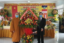 Lãnh đạo Ban Tôn giáo tỉnh Khánh Hòa tặng hoa chúc mừng đại hội