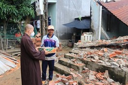 Thượng tọa Thích Quảng Duy chia sẻ với những gia đình nhà bị sập trong mưa bão