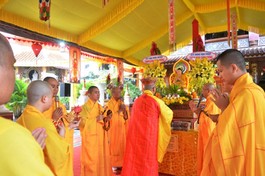 Chư Tăng cầu siêu hương linh tử vong trong đại dịch Covid-19, tại chùa Phổ Quang