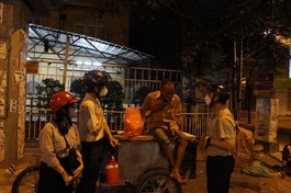 Đoàn sinh Gia đình Phật tử Quảng Đức tặng quà đến người vô gia cư