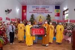 Lãnh đạo Giáo hội tỉnh trao bảng tuyên dương "Phật sự viên thành"