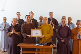 Đại đức Thích Tâm Luyện trao học bổng đến Trường Trung cấp Phật học tỉnh Gia Lai