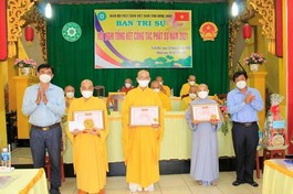 Tặng Bằng khen đến tập thể, cá nhân xuất sắc