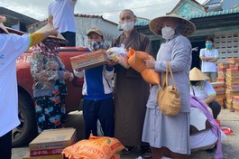 Đại đức Thích Giác Thọ trao quà đến những gia đình khó khăn