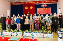 Tặng quà đến người mù, người nghèo và người khuyết tật