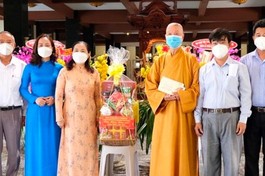 Bà Nguyễn Thị Lệ tặng quà Tết đến Trưởng lão Hòa thượng Thích Trí Quảng - Ảnh: SGSP