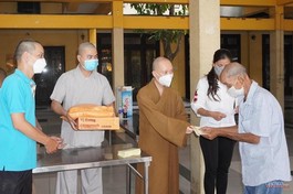 Đại diện chùa Vĩnh Nghiêm trao quà Tết đến người nghèo