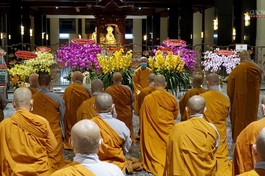 Chư Ni đảnh lễ Trưởng lão Hòa thượng Thích Trí Quảng tại chùa Huê Nghiêm