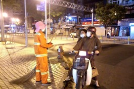 Ni trưởng Thích nữ Tịnh Nguyện đi xe máy thăm những công nhân làm vệ sinh ca đêm