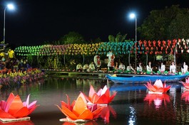 Không gian hoa đăng tại chùa Ân Thọ