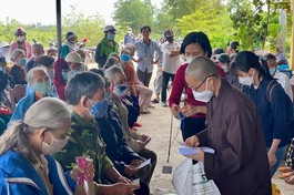 Đoàn từ thiện chùa Từ Hiếu -TP.Huế trao quà đến người mù