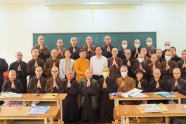 Bộ trưởng Bộ Ngoại giao chụp ảnh lưu niệm cùng Tăng Ni sinh Học viện