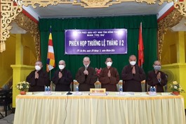 Chư tôn đức niệm Phật cầu gia hộ trước khi tiến hành phiên họp