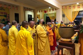 Chư tôn đức thực hiện nghi thức lễ nhập kim quan