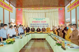 Chư tôn đức niệm Phật cầu gia hộ trước buổi họp