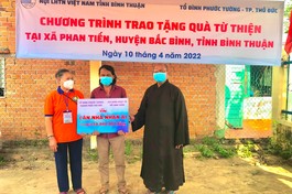 Thượng tọa Thích Nhựt An trao bảng tượng trưng xây dựng căn nhà nhân ái cho anh Hà Văn Dũng