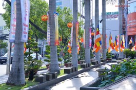 Cờ ngũ sắc, pano Kính mừng Phật đản tại Công viên Tượng đài Bồ-tát Thích Quảng Đức - TP.HCM