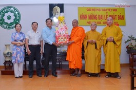 Ông Nguyễn Duy Tân trao quà chúc mừng Đại lễ Phật đản đến chư tôn đức Hội đồng Trị sự