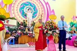 Hòa thượng Thích Hạnh Thể nhận hoa chúc mừng Đại lễ Phật đản