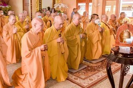 Chư Tăng niêm hương Tam bảo tại Trường hạ chùa Long Phước 