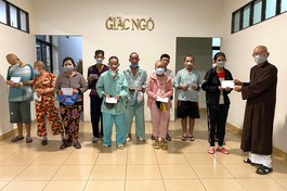 Hòa thượng Thích Tâm Viên trao tiền ủng hộ của bạn đọc đến bệnh nhân có hoàn cảnh khó khăn - Ảnh: Mộng Tuyền