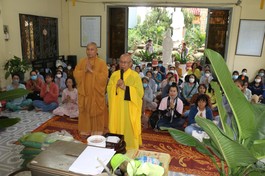 Hòa thượng Thích Chơn Nguyên đại diện đoàn cúng dường hành giả an cư - Ảnh: CTV