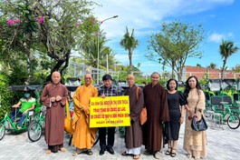 Chư tôn đức Ban Trị sự tỉnh Bến Tre tiếp nhận số quà tặng từ một gia đình