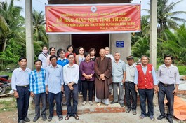 Chụp ảnh lưu niệm trước căn nhà mới của bà Ngô Thị Trúc