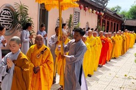 Cung nghinh chư tôn đức đến lễ đường chùa Diên Thọ 