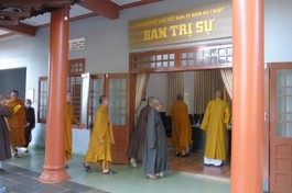 Chư tôn đức tham quan văn phòng mới của Ban Trị sự GHPGVN TP.Buôn Ma Thuột