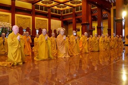 Chư Tăng TP.HCM thực hiện bố-tát tại chánh điện Việt Nam Quốc Tự