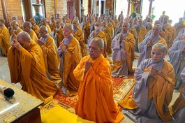 Chư tôn đức Ni niêm hương bạch Phật