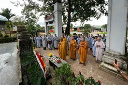 Niêm hương tưởng niệm anh linh các anh hùng liệt sĩ tại Đền Tưởng niệm Liệt sĩ thôn 8