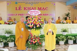 Thượng tọa Thích Phước Nghiêm tặng hoa chúc mừng đến đại diện Ban Tổ chức Hội thi