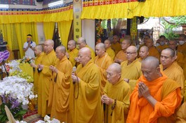 Chư tôn đức Ban Trị sự GHPGVN TP.HCM viếng tang Ni trưởng Thích nữ Như Giác