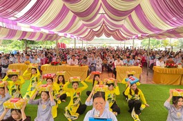 Phật tử tác bạch dâng y cúng dường chư tôn đức nhân mùa Vu lan - Báo hiếu