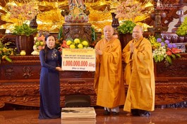 Hòa thượng Thích Lệ Trang trao bảng tặng 1 tỷ đồng đến Quỹ "Vì người nghèo" của Thành phố 