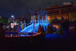 Lễ phóng liên đăng thiêng liêng trước hồ thủy phủ trong khuôn viên Việt Nam Quốc Tự