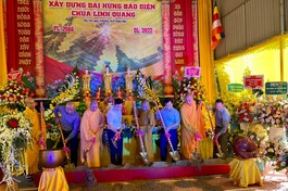 Thực hiện nghi thức động thổ xây dựng điện thờ Phật chùa Linh Quang