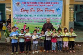 Hội Từ thiện chùa Long Phước "Cùng em đến trường", tại tỉnh Gia Lai