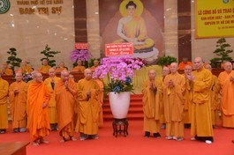 Chư tôn đức Ban Thường trực Ban Trị sự tặng hoa chúc mừng Ban Kiểm soát, Pháp chế, Kinh tế - Tài chính 