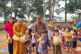 Đại đức Thích Minh Tịnh, Ni sư Cẩn Liên trao quà cho học sinh mầm non