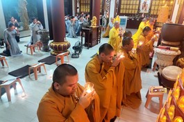 Môn đồ đệ tử thắp nên tưởng niệm cố Hòa thượng Thích Huệ Hướng