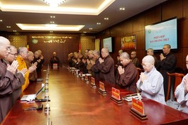 Chư tôn đức Tăng, Ni niệm Phật cầu gia hộ trước buổi họp