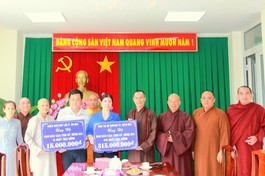 Thường trực Ban Trị sự GHPGVN TP.Biên Hòa ủng hộ 330 suất học bổng cho học sinh