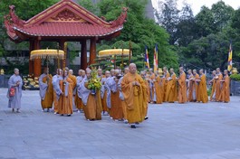 Hòa thượng Thích Lệ Trang hướng dẫn Giới sư và Giới tử Tỳ-kheo-ni cầu Chánh pháp yết-ma trong đại giới đàn Trí Tịnh do GHPGVN TP.HCM tổ chức tại Việt Nam Quốc Tự (2018) - Ảnh: Bảo Toàn